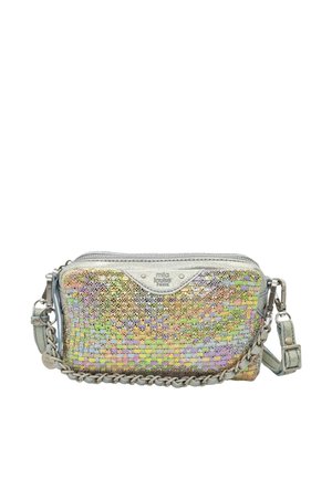 Petit sac bandoulière rectangulaire avec avant tissé irisé, garniture argentée, bandoulière en chaîne et cuir, fermeture éclair, et marquage "mila louise paris".