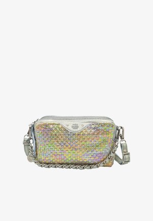 Petit sac bandoulière rectangulaire avec avant tissé irisé, garniture argentée, bandoulière en chaîne et cuir, fermeture éclair, et marquage "mila louise paris".