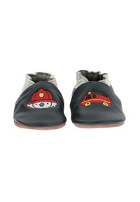 Chaussons en cuir avec un extérieur noir, présentant des designs brodés de camion de pompiers et d'ours pompier. Chevilles en gris doux et semelles en brun.