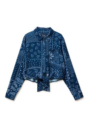 Camicetta cropped blu navy a maniche lunghe con stampa bandana paisley, chiusura frontale con bottoni, colletto, taschino singolo sul petto e dettaglio annodato sul davanti.