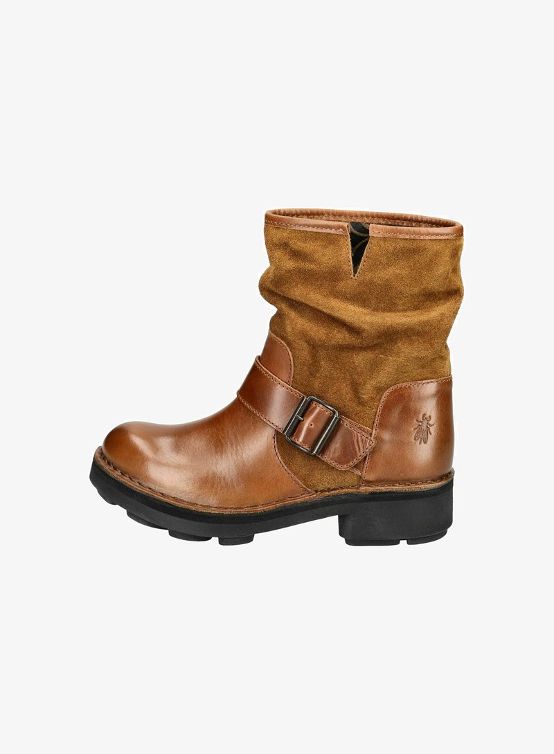 Stivaletto in pelle marrone con tomaia in suede morbido, cinturino con fibbia metallica, suola in gomma nera e dettaglio del logo impresso sul lato.
