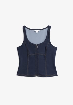 Crop top en denim bleu marine sans manches avec fermeture éclair argentée à l'avant et coutures orange, étiquette de la marque "TWIST" visible à l'intérieur du col.