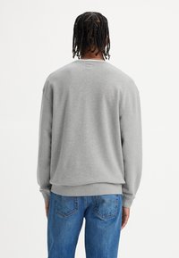 Levi's® RELAXED GRAPHIC CREWNECK SWEATSHIRT - Felpa - headline logo midtone heather grey