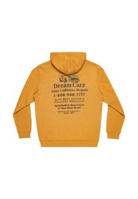 Geel hoodie met een grote grafische print op de achterkant, met tekst en een illustratie van een auto die gerelateerd is aan autoreparatieservices.