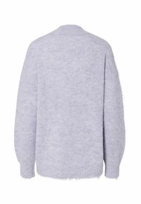 Fioletowy sweter z dzianiny o miękkiej, puszystej fakturze. Posiada okrągły dekolt oraz ściągacze, a jego luźny, nieco oversized fason zapewnia komfort.