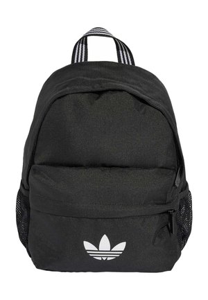 Musta Adidas-reppu, jossa vetoketjutasku edessä, verkkotaskut sivuilla ja valkoinen logo alalaidan etupaneelissa, raidallisella kantokahvalla.