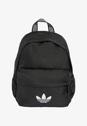 Musta Adidas-reppu, jossa vetoketjutasku edessä, verkkotaskut sivuilla ja valkoinen logo alalaidan etupaneelissa, raidallisella kantokahvalla.