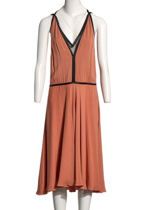 Robe midi sans manches orange rouille avec un profond décolleté en V, bordure noire et empiècement en mesh, présentée sur un mannequin blanc.