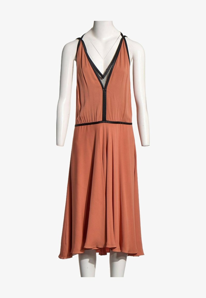Robe midi sans manches orange rouille avec un profond décolleté en V, bordure noire et empiècement en mesh, présentée sur un mannequin blanc.