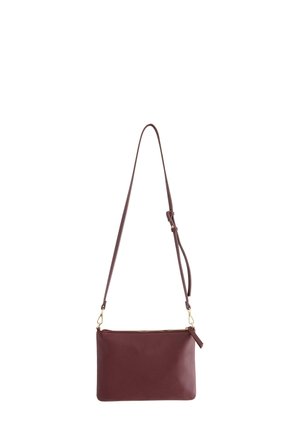 Borsa a tracolla in pelle bordeaux con una superficie liscia, hardware color oro, e una tracolla regolabile, caratterizzata da una chiusura con zip e un design piatto.