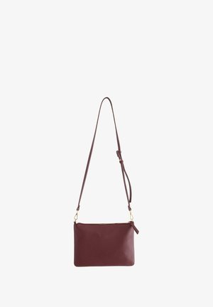 Borsa a tracolla in pelle bordeaux con una superficie liscia, hardware color oro, e una tracolla regolabile, caratterizzata da una chiusura con zip e un design piatto.