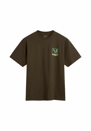 T-shirt marrone scuro a maniche corte con piccolo logo geometrico verde e beige e testo "designs" sulla parte superiore sinistra del petto.