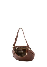 Borsa a tracolla in pelle marrone con forma curva, dotata di una lunga tracolla e di una fodera interna in tessuto a quadri. Chiusura con zip e dettagli in metallo.