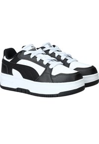 Sneaker bianco e nero con tomaia in pelle liscia, colletto imbottito, dettagli cuciti in doppio, e suola spessa bianca. Presenta una punta perforata.