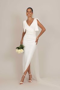 Weißes Satin-Kleid mit Wickeldesign, V-Ausschnitt und fließenden Ärmeln. Hat einen seitlichen Schlitz und einen transparenten Rücken. Modell hält Rosen.