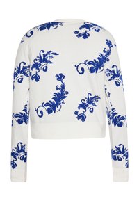 Biały sweter z długim rękawem z niebieskimi kwiatowymi i liściastymi wzorami rozrzuconymi po plecach i rękawach.