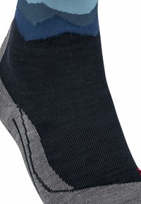 Wielokolorowa skarpetka z ciemnoniebieską górną częścią, szaro-skalowanym segmentem stopy z detalami tekstury oraz kontrastowym czerwonym akcentem na pięcie.