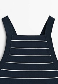 Top senza maniche blu navy con strisce orizzontali bianche, caratterizzato da un tessuto strutturato e a coste e ampie spalline per maggiore comfort.