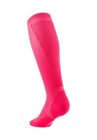 Knielange Kompressionssocke in leuchtendem Pink, mit strukturiertem Gewebe, verstärktem Fersen- und Zehenbereich sowie einem Logodetail in Weiß.