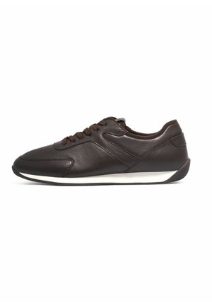 Ciemnobrązowy skórzany sneaker o niskim profilu, z sznurowanym przodem i białą gumową podeszwą, pokazany z boku na białym tle.