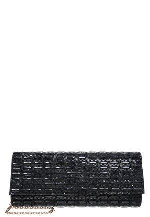 Zwart rechthoekig clutch tasje met een gestructureerd gridpatroon en een klein gouden kettingbandje, gedeeltelijk zichtbaar op een witte achtergrond.