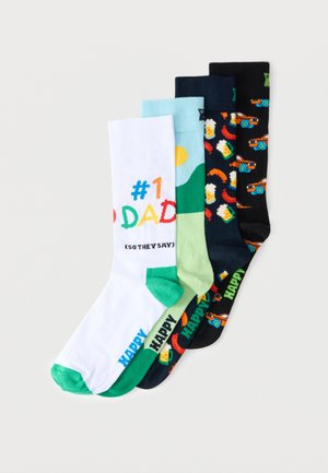 Vier bunte Sockenpaare mit Mustern, darunter der Schriftzug "#1 Dad", Spiegeleier, Frühstücksgerichte und orangefarbene Pickup-Trucks auf weißen, blauen und schwarzen Hintergründen.