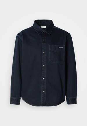 Donkerblauwe button-up shirt gemaakt van denimstof. Heeft een klassieke kraag, een borstzak en contrasterende stikdetails.