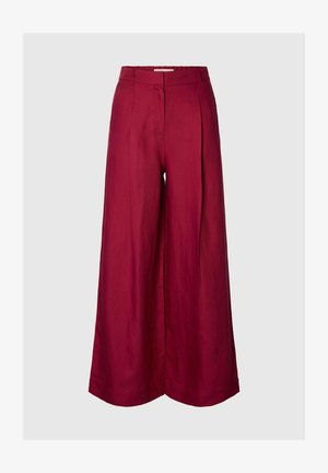 Bordó, széles szárú, magas derekú nadrág övbújtatókkal, elülső hajtással és rejtett záródással, egyszínű háttér előtt.