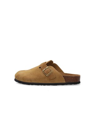 Brauner Wildleder-Slip-On-Clog mit metallischer Schnalle, Korkfußbett und schwarzer Sohle, seitlich vor weißem Hintergrund gezeigt.