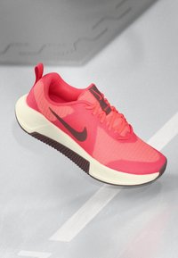 Αθλητικό παπούτσι Nike σε φωτεινό ροζ με διχτυωτό πάνω μέρος με μαύρες λεπτομέρειες, μαξιλαρωμένη μεσαία σόλα, υφασμάτινη σόλα με υφή και σχεδίαση με κορδόνια.