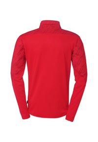 Rød langærmet atletisk skjorte med en glat tekstur, høj krave og mønstrede detaljer på skuldrene og ærmerne.