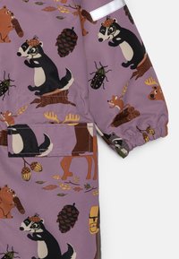 Ropa exterior para niños de color púrpura con estampados de animales como tejones, osos y alces. Cuenta con bolsillos y puños elásticos para un mejor ajuste.