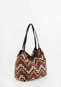 Gewebte Umhängetasche mit Zickzackmuster in Rot, Orange, Creme und Braun. Schwarze Stoffriemen; weiches, lässiges Design.