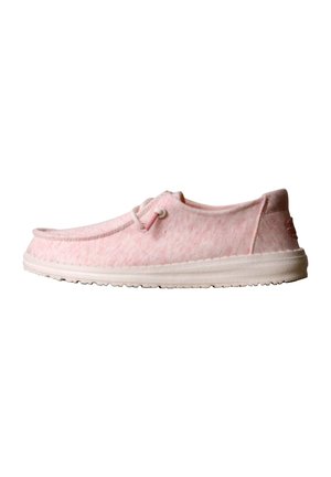 Lichtroze casual slip-on schoen met gestructureerde stof, witte rubberen zool en zijveterdetail tegen een effen witte achtergrond.