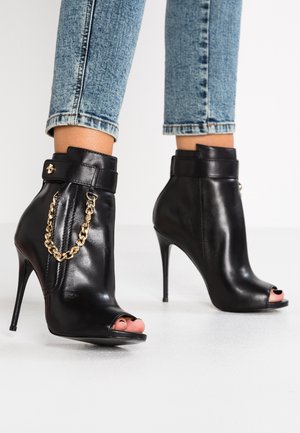 Enkellaarsjes met hoge hak - black