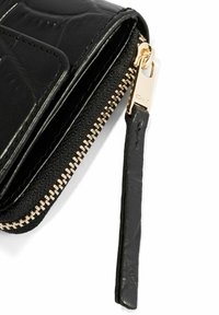 Czarny skórzany portfel z teksturą krokodyla, złotym suwakiem i czarnym paskiem. Posiada gładkie i teksturowane powierzchnie.