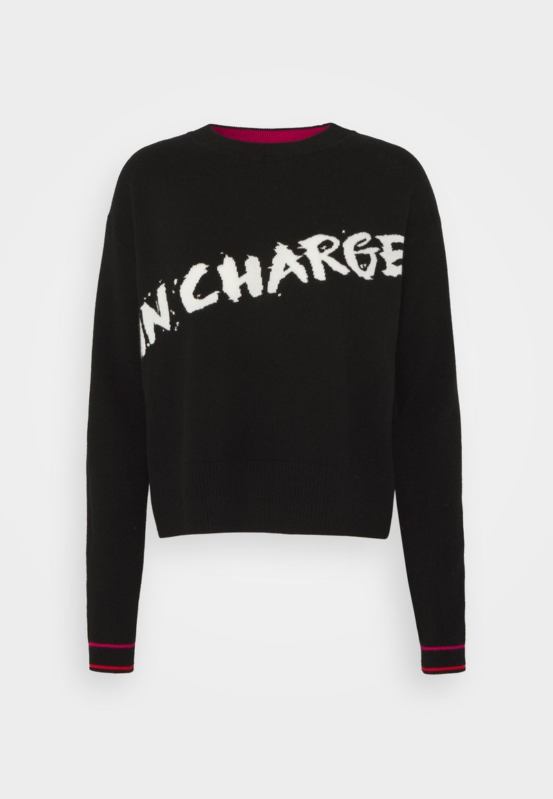 Sweater noir court à manches longues, avec le texte blanc "IN CHARGE", des poignets côtelés avec des accents roses, et un design à col rond.