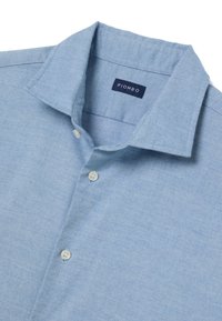 Camicia azzurro chiaro con bottoni, realizzata in tessuto strutturato, presenta un colletto a punta e tre bottoni bianchi sul davanti. Etichetta visibile all'interno del colletto.