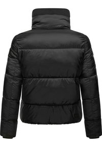 Schwarze gepolsterte Jacke mit hohem Kragen, ausgestattet mit einem gesteppten Design und elastischen Bündchen. Das Material wirkt glatt und reflektierend.