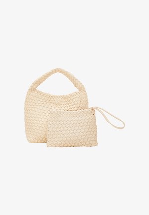 Tkaná béžová kabelka s zakřivenou rukojetí a odpovídajícím menším pouzdrem. Obě mají texturovaný vzor a hladký povrch.