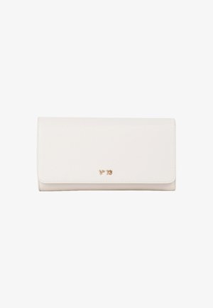 Witte leren portemonnee met een klep sluiting, voorzien van een subtiel in goud gedrukt logo. Gladde textuur en rechthoekige vorm.