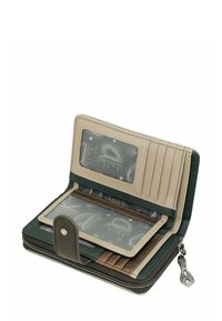 Cartera con un exterior de cuero verde y beige, cierre de cremallera, múltiples compartimentos para tarjetas, ventana para identificación transparente y detalles texturizados en el interior.
