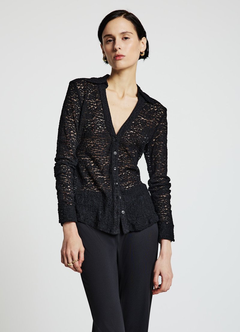 Schwarzes Spitzenhemd zum Zumachen mit V-Ausschnitt, langen Ärmeln und einem strukturierten Muster. Verfügt über einen leicht taillierten Schnitt und dezenten Glanz.