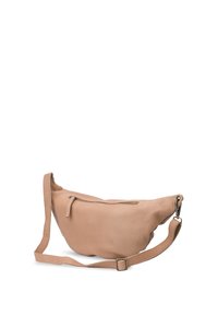 Kožená ledvinka v tan odstínu, zakřiveného tvaru, s kapsou na zip a nastavitelným popruhem. Měkká textura s minimalistickým designem.