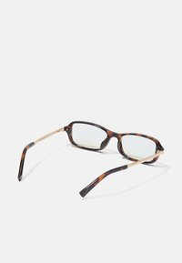 Tortoiseshell rechthoekige bril met gouden metalen accenten. Heldere glazen, dikke frame en gebogen temples voor een veilige pasvorm.