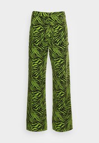 Calças largas com padrão zebra em verde e preto, feitas de um tecido texturizado. Possui fecho com botão e zipper, além de bolsos laterais.