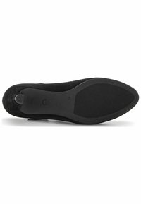 Scarpa in suede nera con punta liscia, silhouette curvata e suola piatta in gomma. Presenta una soletta testurizzata con il logo del marchio.