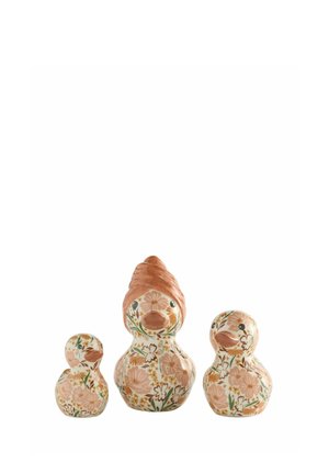 Tre keramiske ændefigurer med blomsterdekor, en større med hat i midten og to mindre på hver side, alle med malede øjne.
