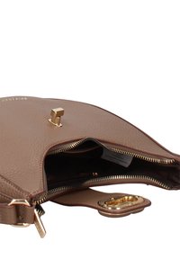 Borsa a mano in pelle marrone con superficie texture, ferramenta dorata, chiusura superiore con cerniera e dettaglio logo. L'interno mostra un vano spazioso.