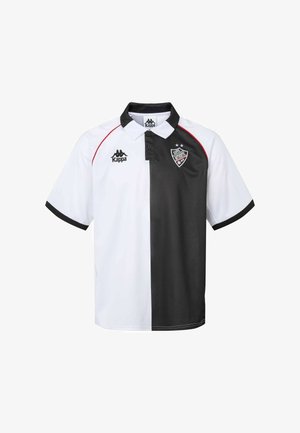 Polo de manga corta con un diseño dividido en negro y blanco vertical, cuello negro, ribetes rojos, logo de Kappa y placa Kappa Authentic en el frente.